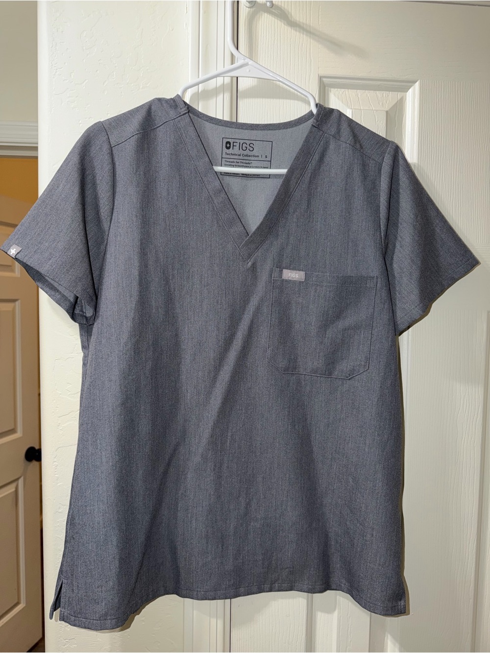 FIGS Women’s V-Neck Scrub Top in Heather Gray **Never Worn**